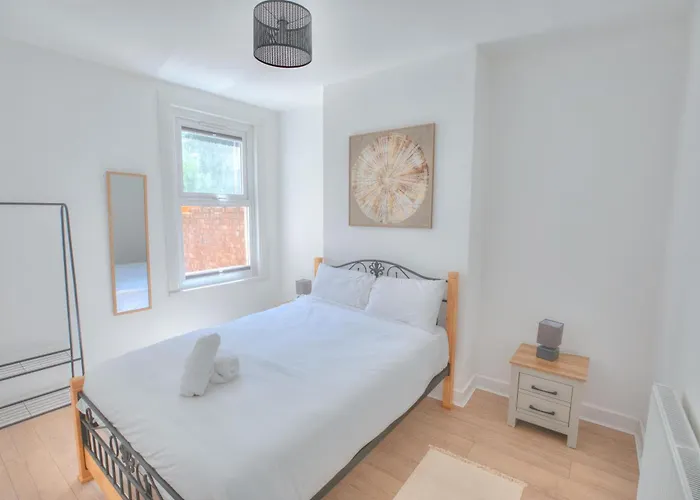 The Pearly White House * Bristol