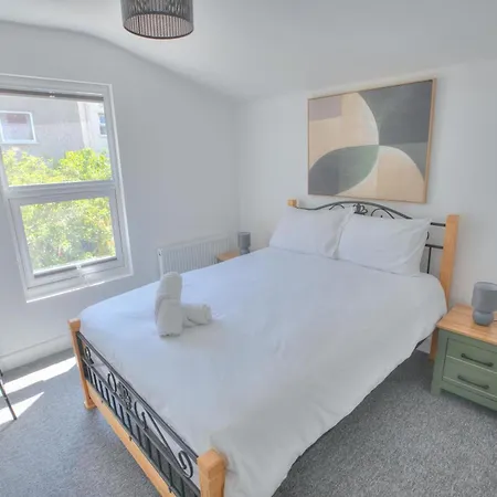 The Pearly White House Apartman