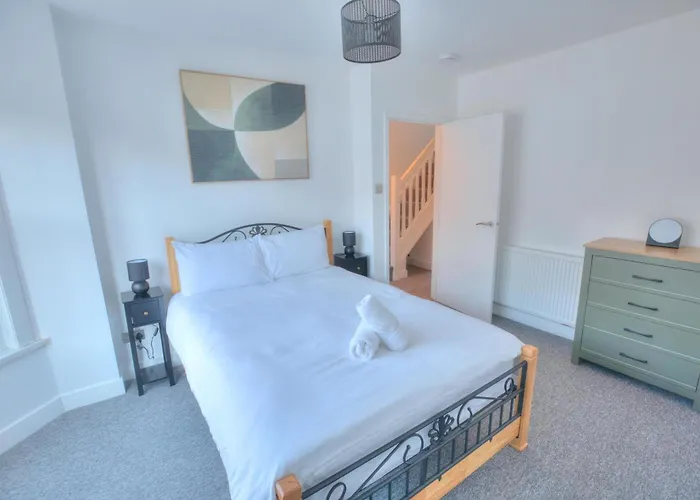 The Pearly White House Бристоль